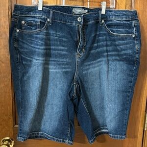 Bermuda shorts sure worn.